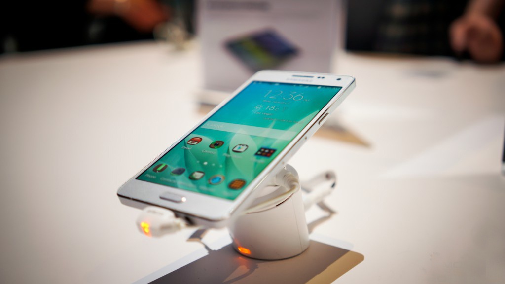 Sản phẩm nhôm nguyên khối đầu tiên của Samsung, Galaxy A5 đang được bán với giá 8,99 triệu đồng tại thegioididong.com và tặng kèm sạc dự phòng. Đây cũng là một trong các model được tham gia rút thăm may mắn trúng nhà 2 tỷ. (add link: https://www.thegioididong.com/tin-tuc/loc-xuan-tong-tri-gia-den-11-ty-dong-tu-samsung-ga-594502 )