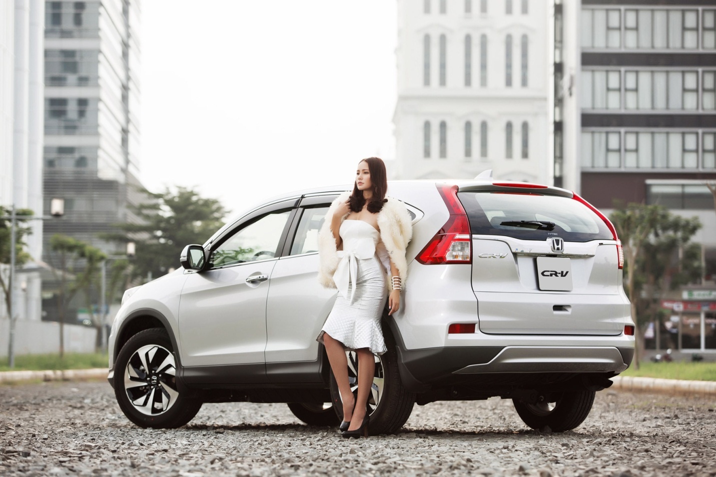   Chia sẻ về chiếc CR-V 2015 - phiên bản mới, như Thảo không giấu được sự hài lòng bởi phần ngoại thất tinh chỉnh, mang lại hình ảnh thể thao và hiện đại, rất hợp với tính cách của cô.