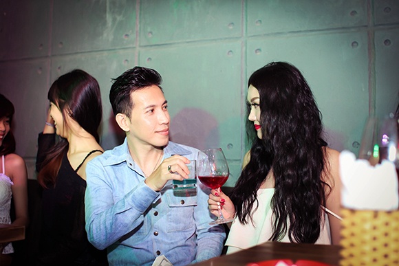 Phi Thanh Van quyen ru ben Y Thanh trong MV moi hinh anh