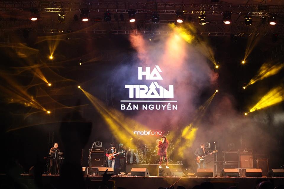 Hà Trần cùng thành viên Bản Nguyên trên sân khấu.