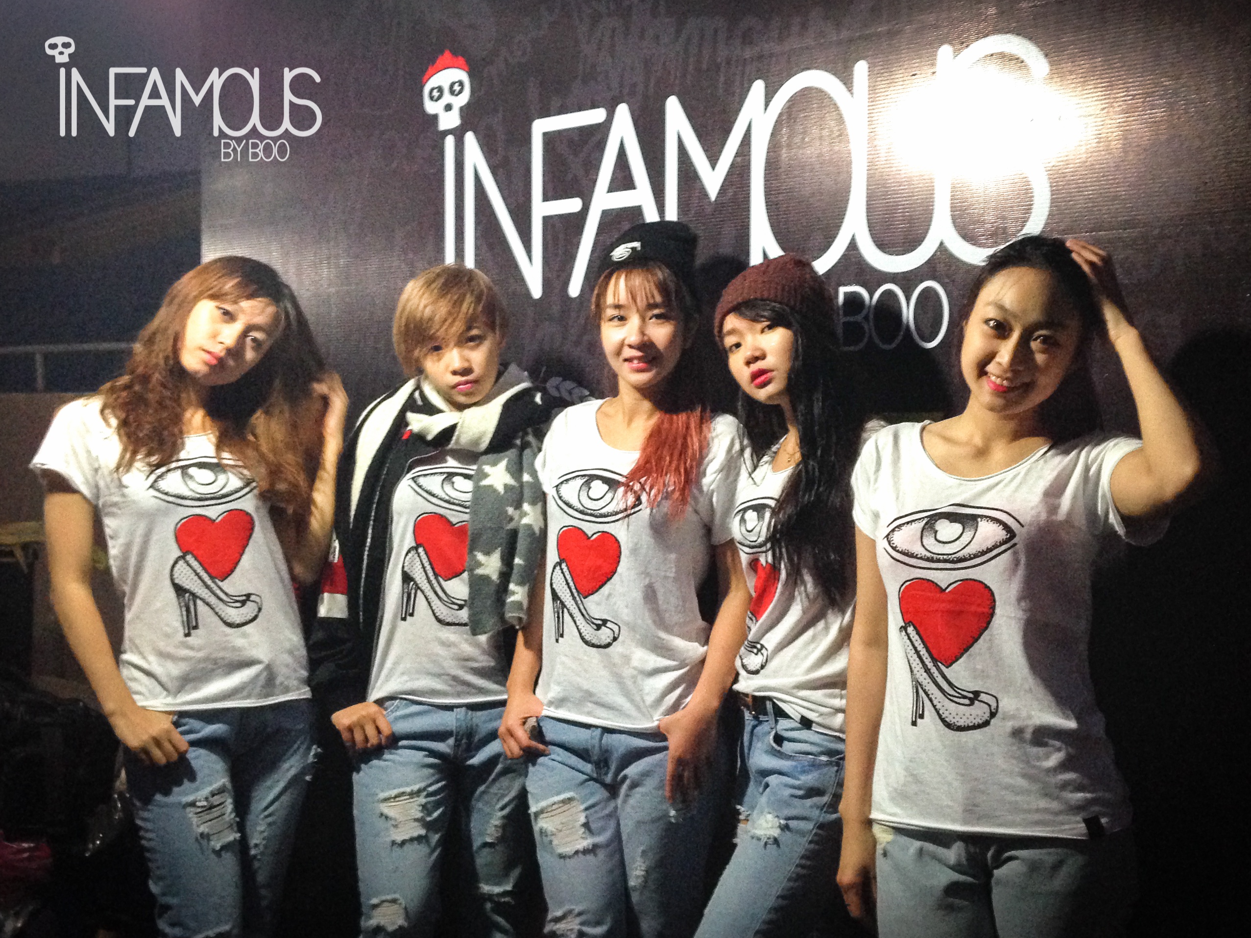 Nữ dancer từ nhóm S.I.N.E với bộ trang phục “Eye-Love-Shoes” từ thương hiệu thời trang INFAMOUS.