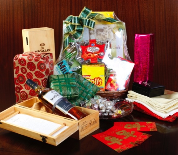 Mỗi dịp tết đến, thị trường quà tặng lại trở nên sôi động với muôn vàn lựa chọn.