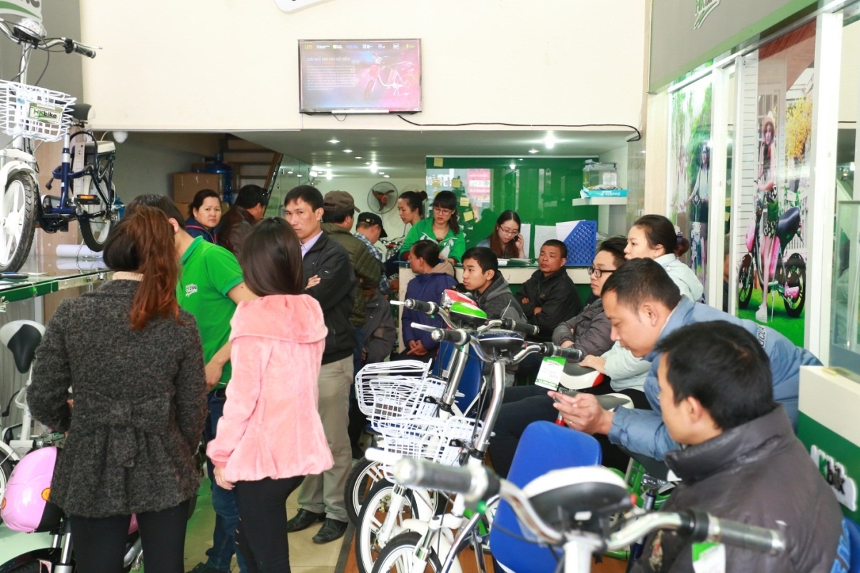 Các cửa hàng HKBike luôn tấp nập người ra vào mua sắm.