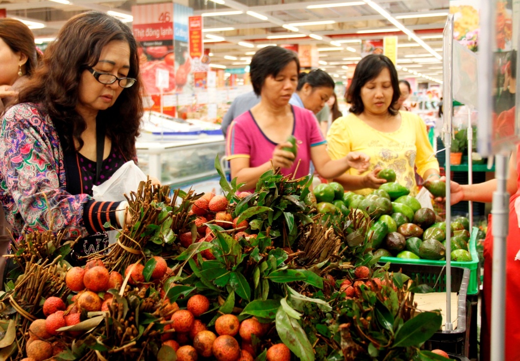 Chọn mua thực phẩm, hoa quả theo đúng mùa để tiết kiệm.