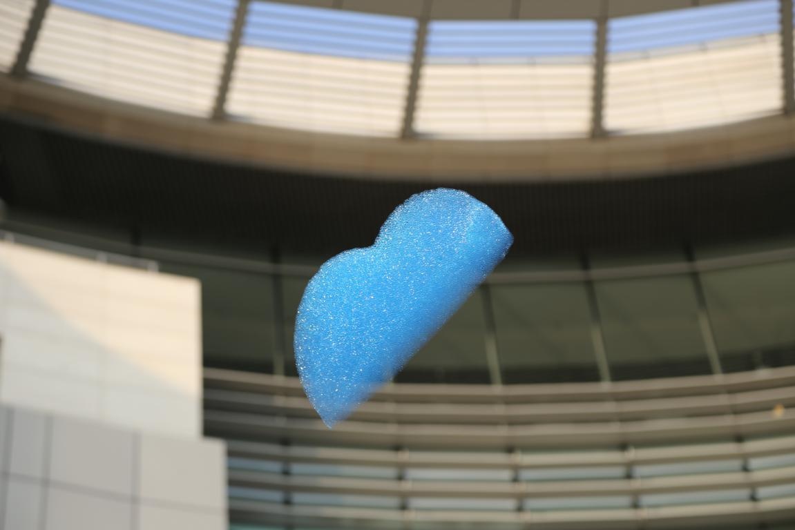  Vừa đến khu vực hồ Bán Nguyệt, bạn trẻ đã bị ấn tượng bởi biểu tượng của những đám mây màu xanh nhạt hình chữ B bay lơ lửng trong không trung. 