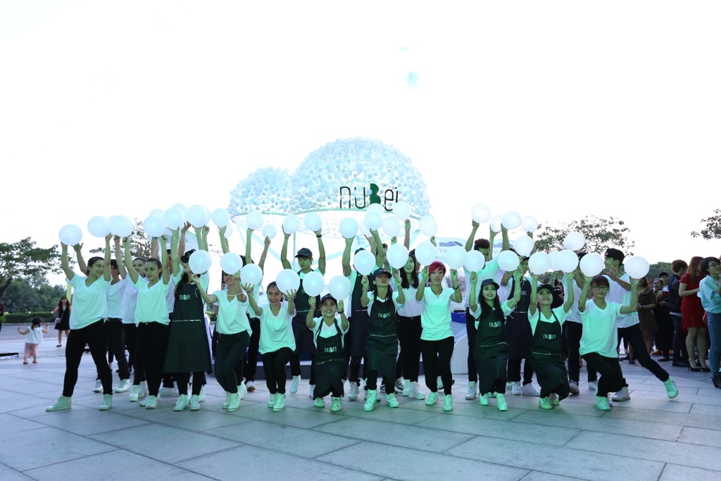 Sau đó, tất cả nhanh chóng hòa mình vào màn flashmob sôi động từ các vũ công nuBei.