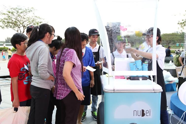 Những xe nuBei - Nước Mây di động phục vụ nhu cầu giải khát của tất cả những người tham dự.