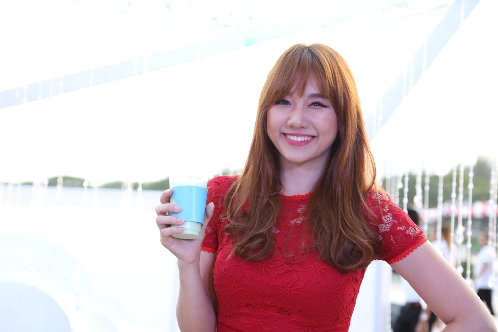 Không những thu hút các bạn trẻ Sài Thành, bữa tiệc còn có sự tham gia của Hari Won, Chi Pu, Gil Lê, nhóm A#... Hari Won đặc biệt yêu thích lớp mây mịn xốp, thành phần đặc biệt nhất của nước Mây.   