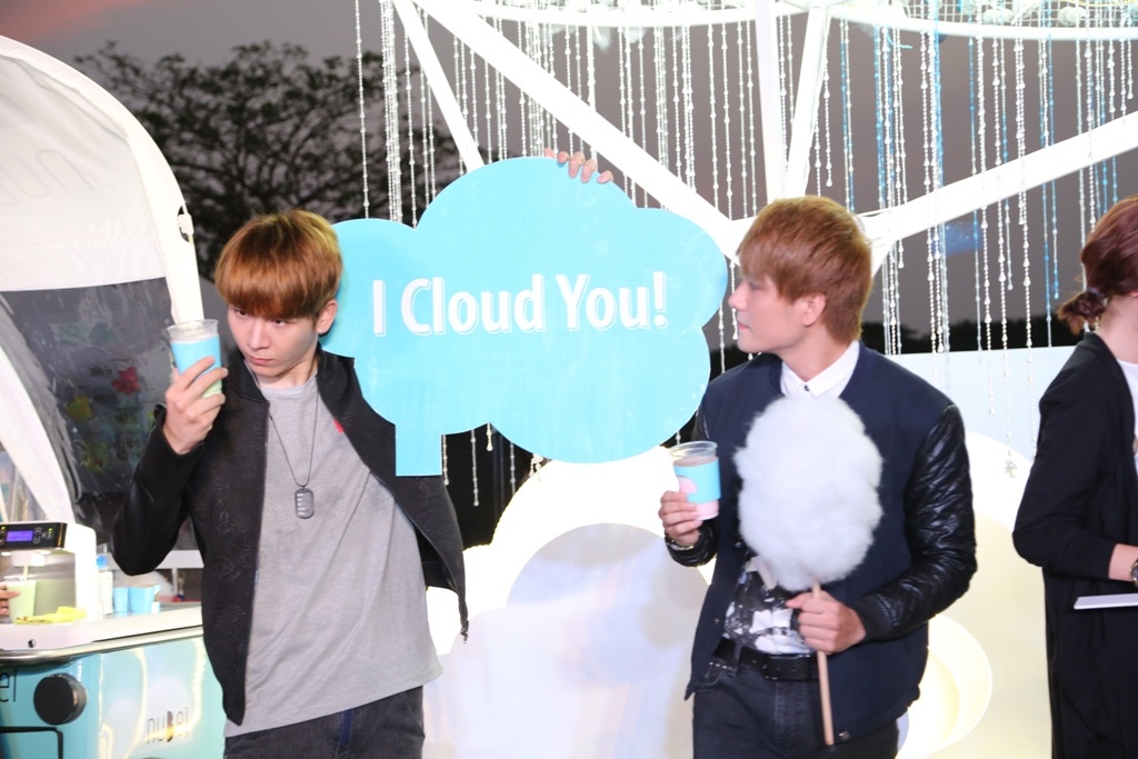 Anh chàng Kelvin Khánh của #A chăm chú “nghiên cứu” ly nước Mây vị táo trên tay.