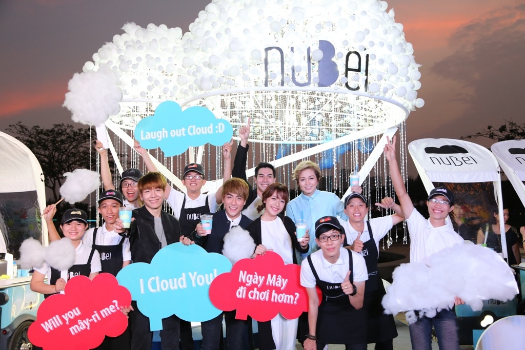 Sao teen và các bạn trẻ Sài Thành được dịp hội ngộ và “tám” thả ga về trào lưu mới đang gây sốt trong giới trẻ.