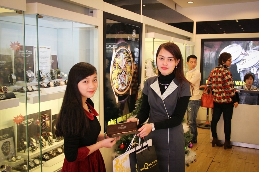 Khách hàng mua hàng tại một showroom của Đăng Quang Watch.