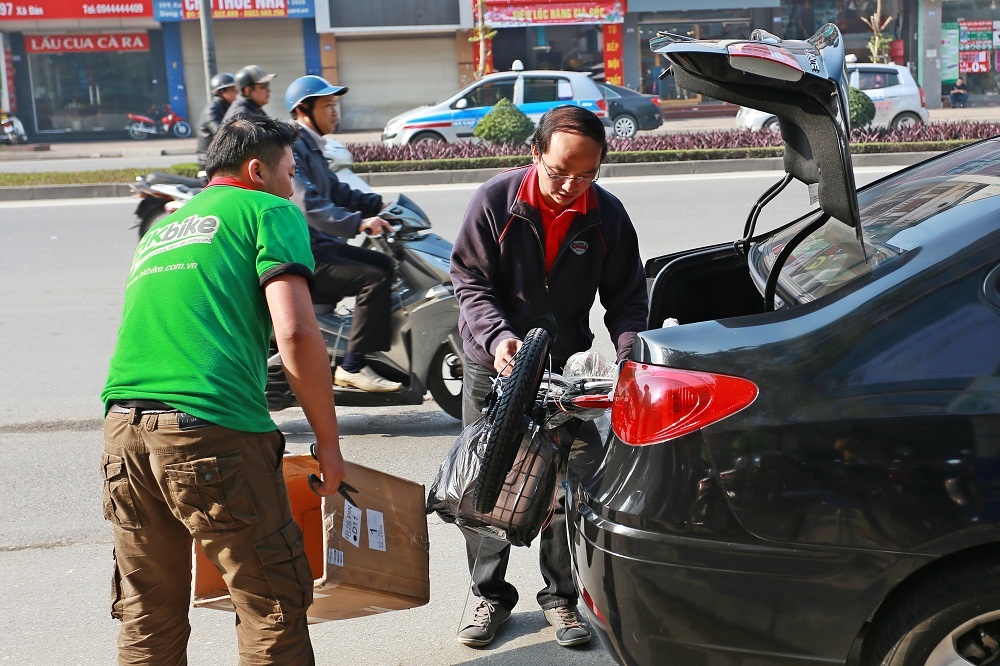 Một khách hàng chở xe đạp điện mới mua được ở showroom 430 Xã Đàn, Hà Nội về bằng ô tô.