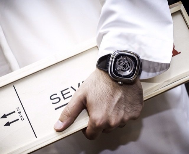 Tinh than SevenFriday cua gioi thuong luu UAE hinh anh