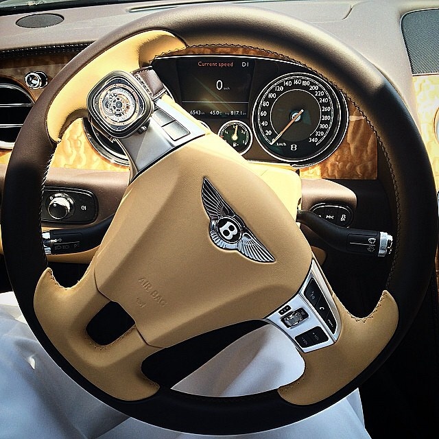 Một tín đồ khác khoe cặp đôi ton sur ton màu sô cô la của SevenFriday P2-1 và nội thất của Rolls-Royce.C