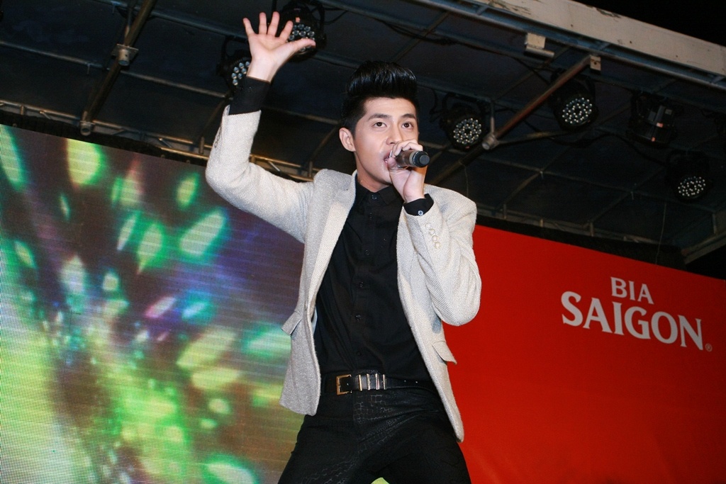 Ca sĩ Noo Phước Thịnh biểu diễn rất sung.