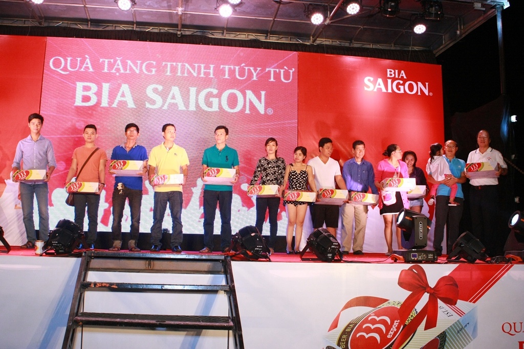 Trao quà cho những người được bạn bè gửi tặng.