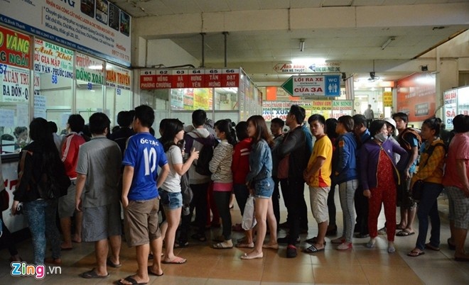   Khách xếp hàng mua vé xe ở bến xe miền Đông. 