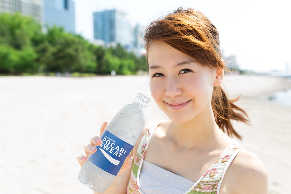 Nước bổ sung ion có thành phần tương tự như nước trong cơ thể giúp bù nước nhanh chóng và hiệu quả, đồng thời kìm hãm sự tấn công của thức uống có cồn. (Nguồn Shutterstock).