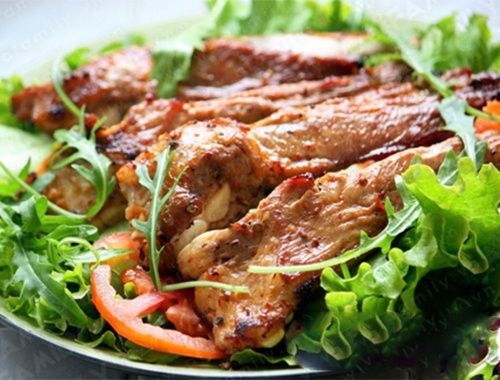 Sườn nướng là món dễ làm và được hầu hết mọi người yêu thích.