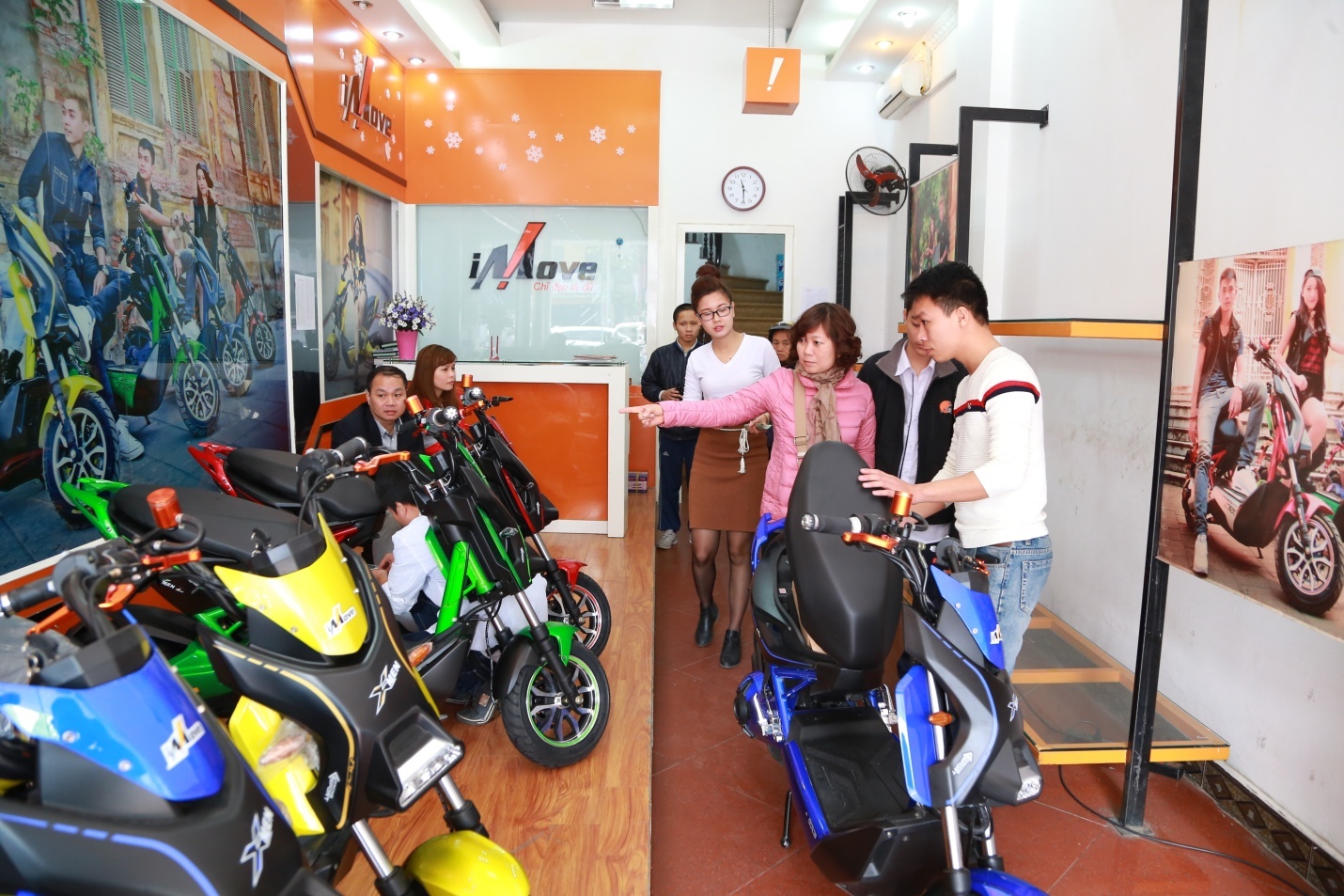 Xe dien iMove hut khach ngay dau uu dai hinh anh