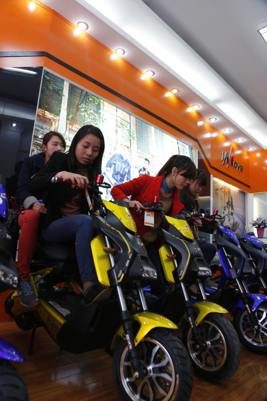 Những khách hàng đầu tiên sở hữu xe điện iMove với giá 16,5 triệu đồng.