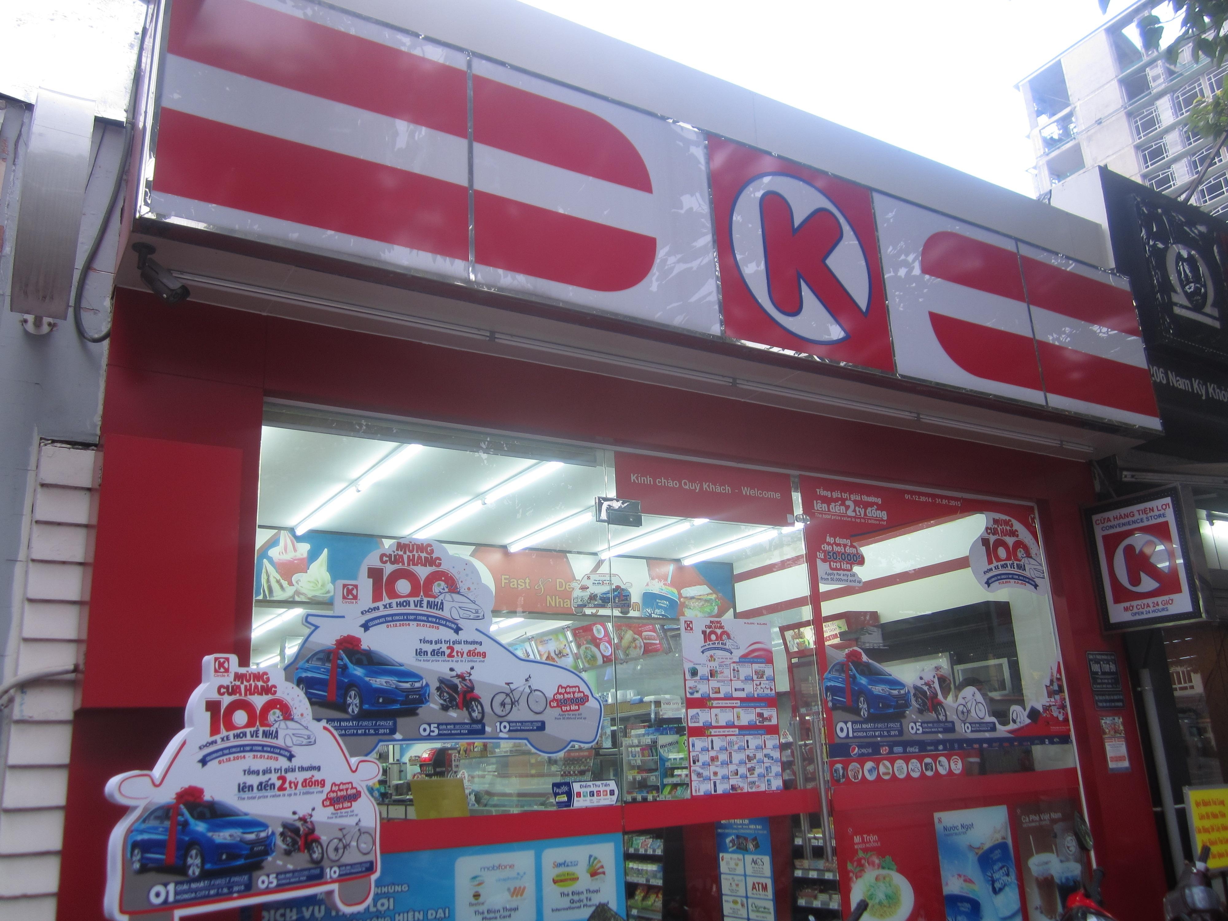 Gioi tre danh nhieu 'like' cho cua hang tien loi hinh anh