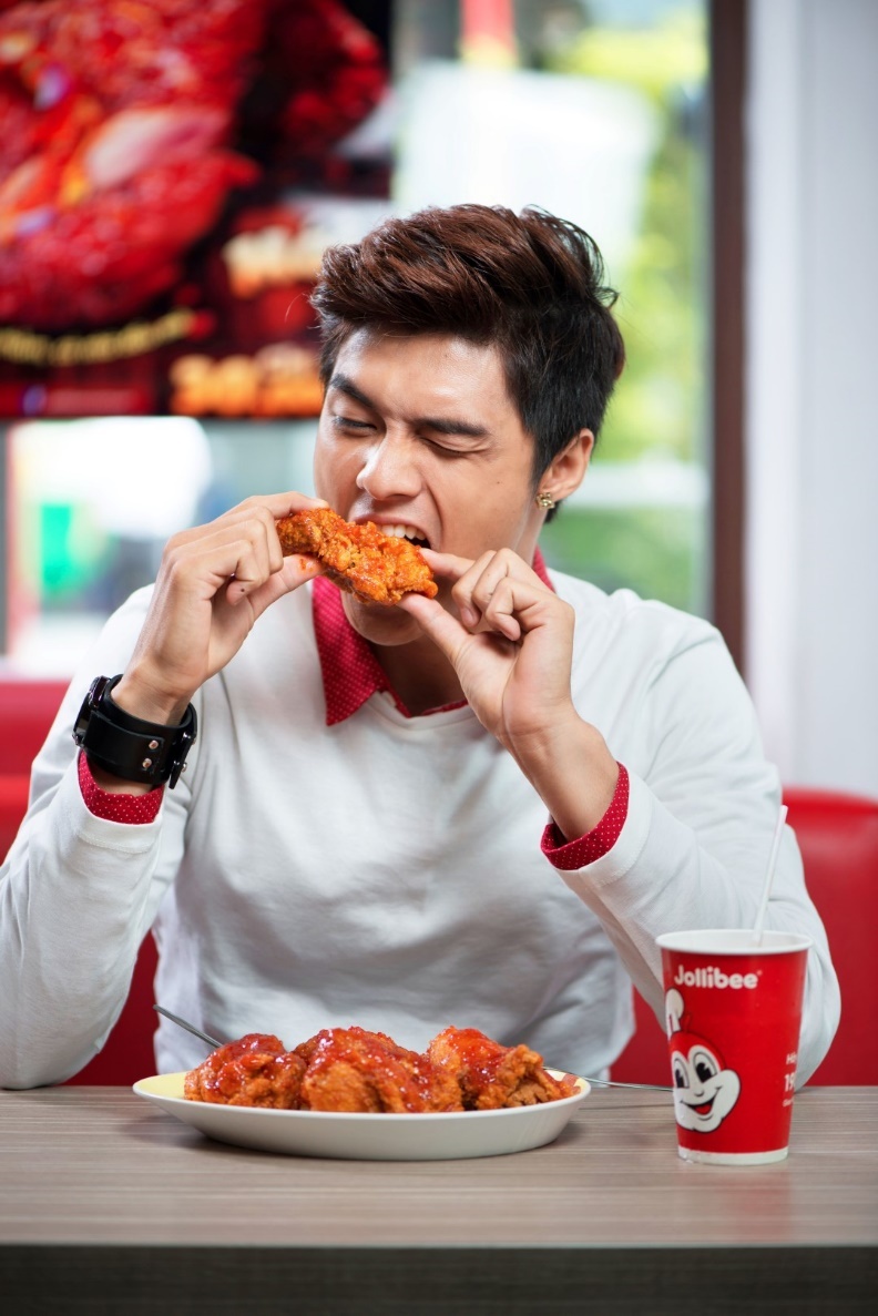 Lâm Vinh Hải rất tâm đắc với vị mặn ngọt hòa quyện thấm đượm cùng vị cay nồng bùng nổ tê đầu lưỡi