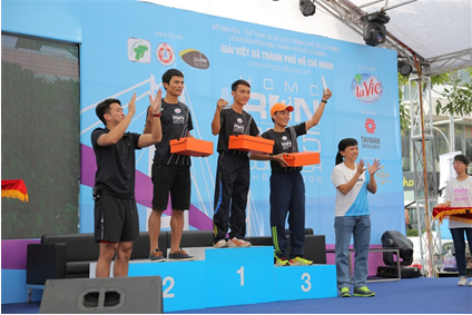 Ms. Đoàn Thị Yến Nhi - Giám đốc đại diện kinh doanh - đại diện nhãn hàng La Vie cùng ban tổ chức trao giải cho những người thắng cuộc.