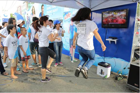 Bạn trẻ tỏ ra ngạc nhiên và thích thú khi được thỏa cơn khát theo cách rất La Vie: Chỉ cần gọi 