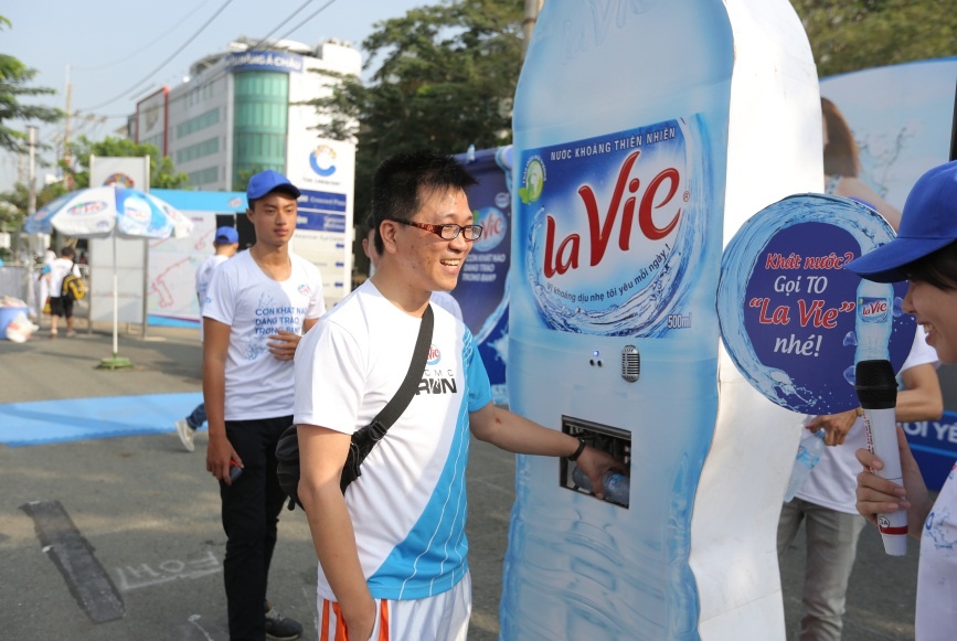 Bạn trẻ thích thú với máy La Vie thông minh.