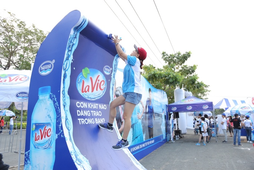 Hang nghin nguoi 'chay het minh' voi HCMC Run 2015 hinh anh