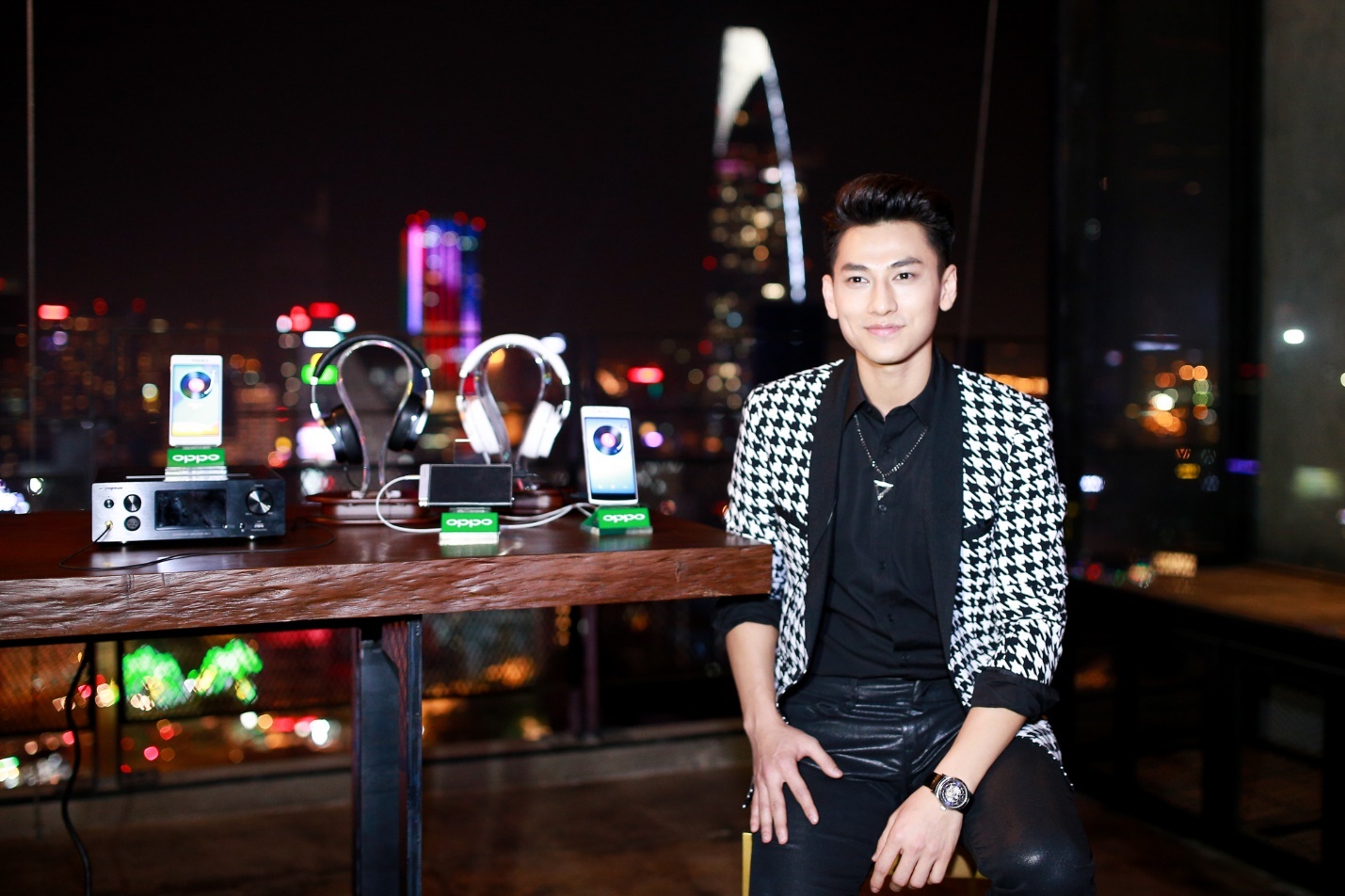 Issac sẽ kết hợp với nhạc sỹ Ony C và DJ Gin trong chương trình mới mẻ này.