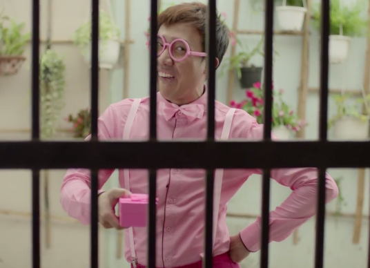 Nam thậm chí còn chọn bộ đồ tông xuyệt tông ngọt ngào đến tặng quà cho người đẹp.