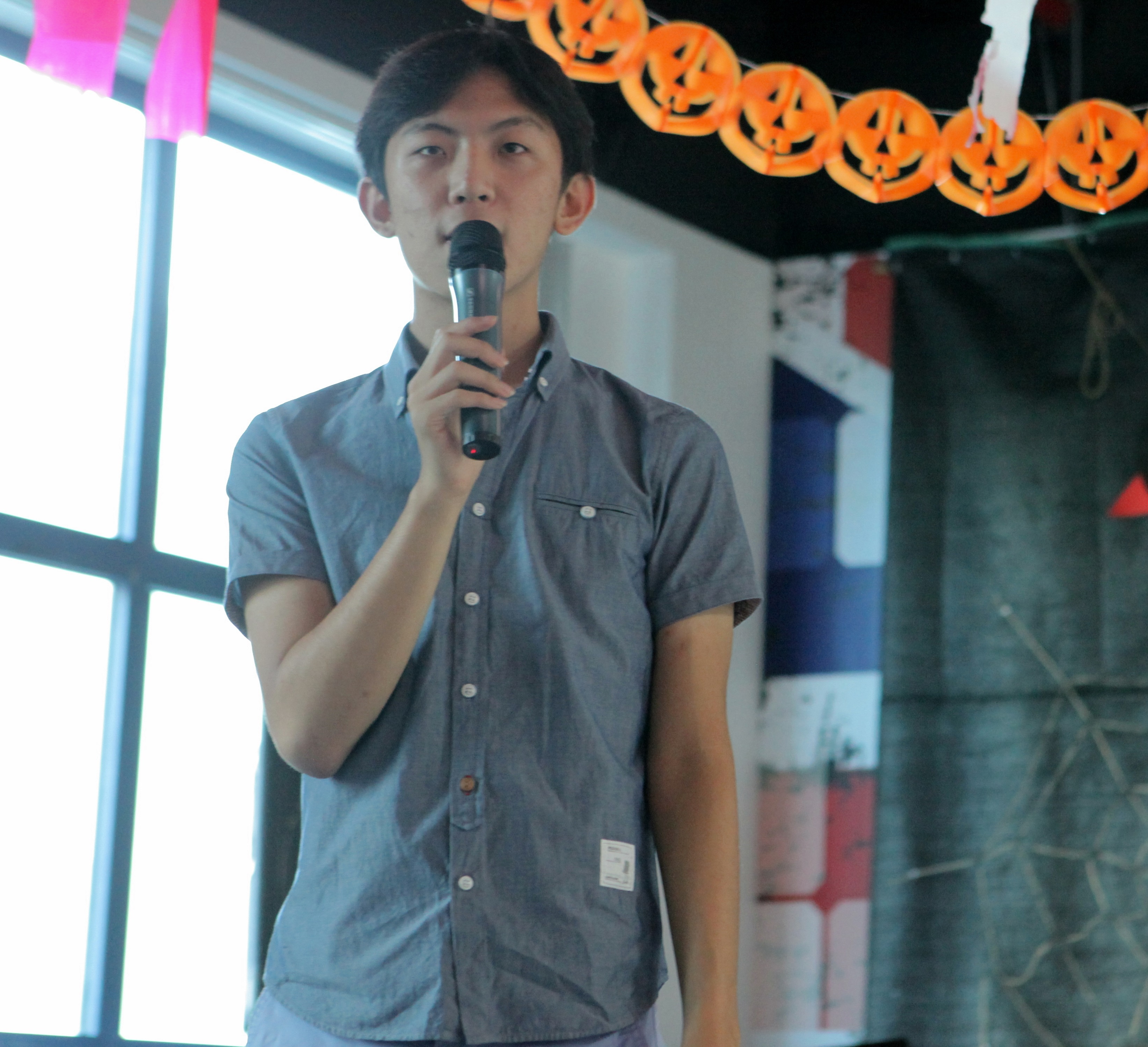 Kyu Hee phát biểu tại buổi party nhân dịp Halloween do sinh viên BUV tổ chức.