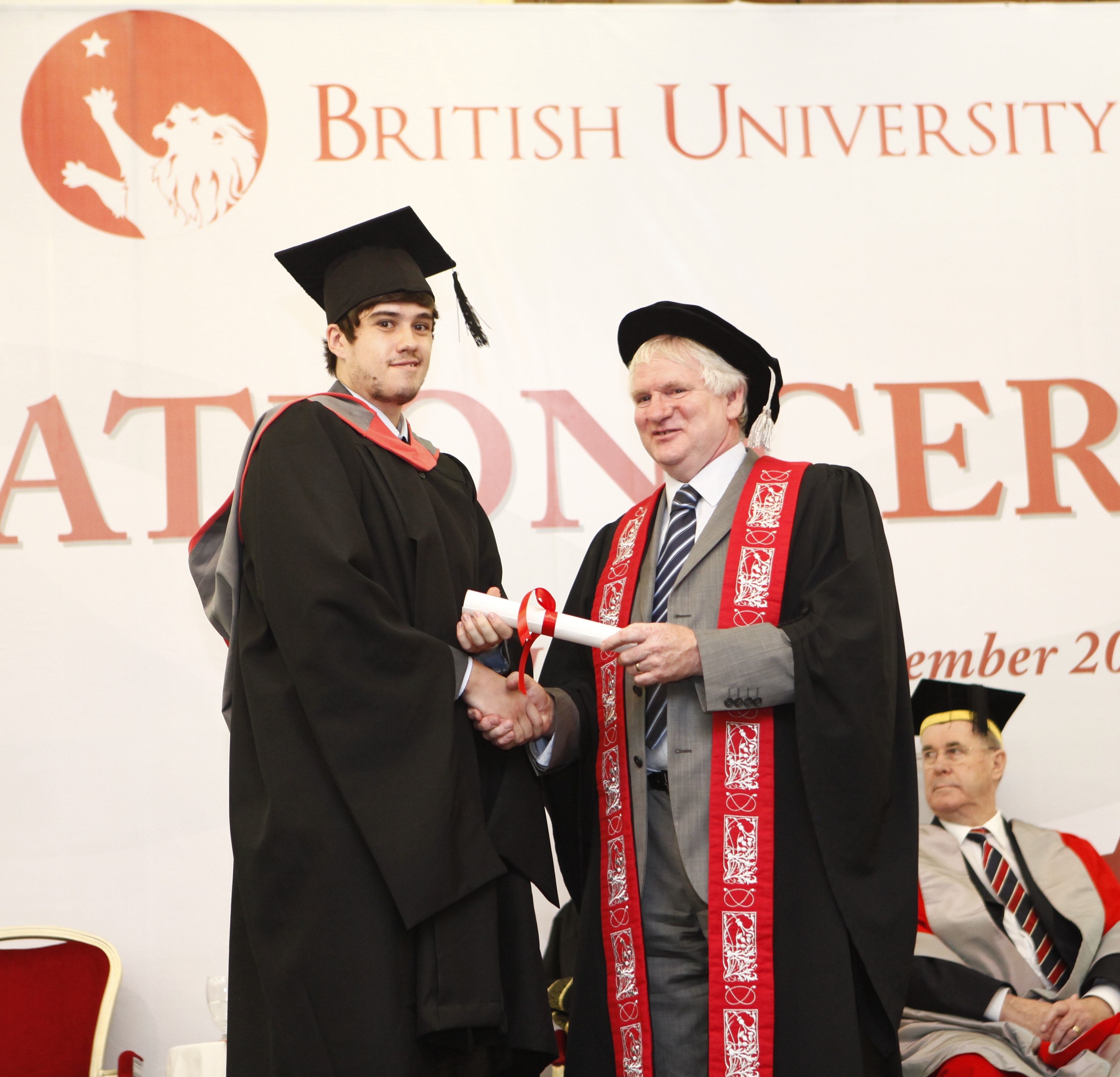 Scott Oakley nhận bằng tốt nghiệp do đại diện trường Đại học Staffordshire trao.