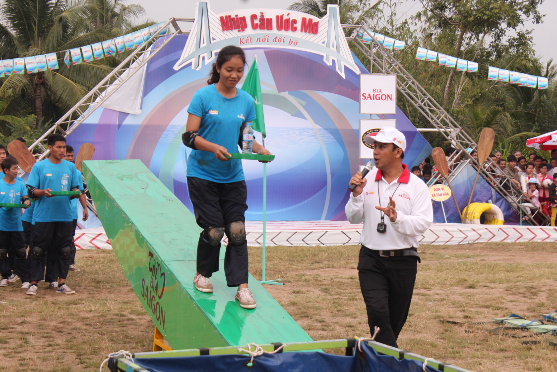 Thi sinh chat vat hoa 'Nguoi van chuyen' hinh anh