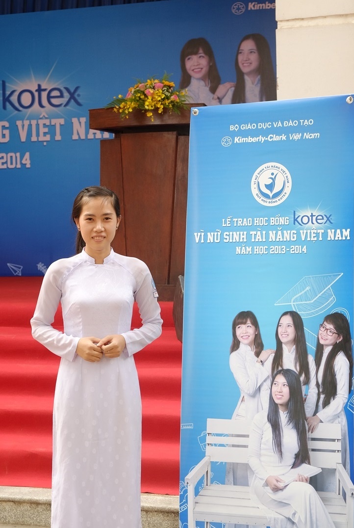 Nguyễn Thị Bội Tuyền, một trong 15 nữ sinh đã đạt thành tích xuất sắc trong năm học 2013-2014, tỉnh Bình Dương.