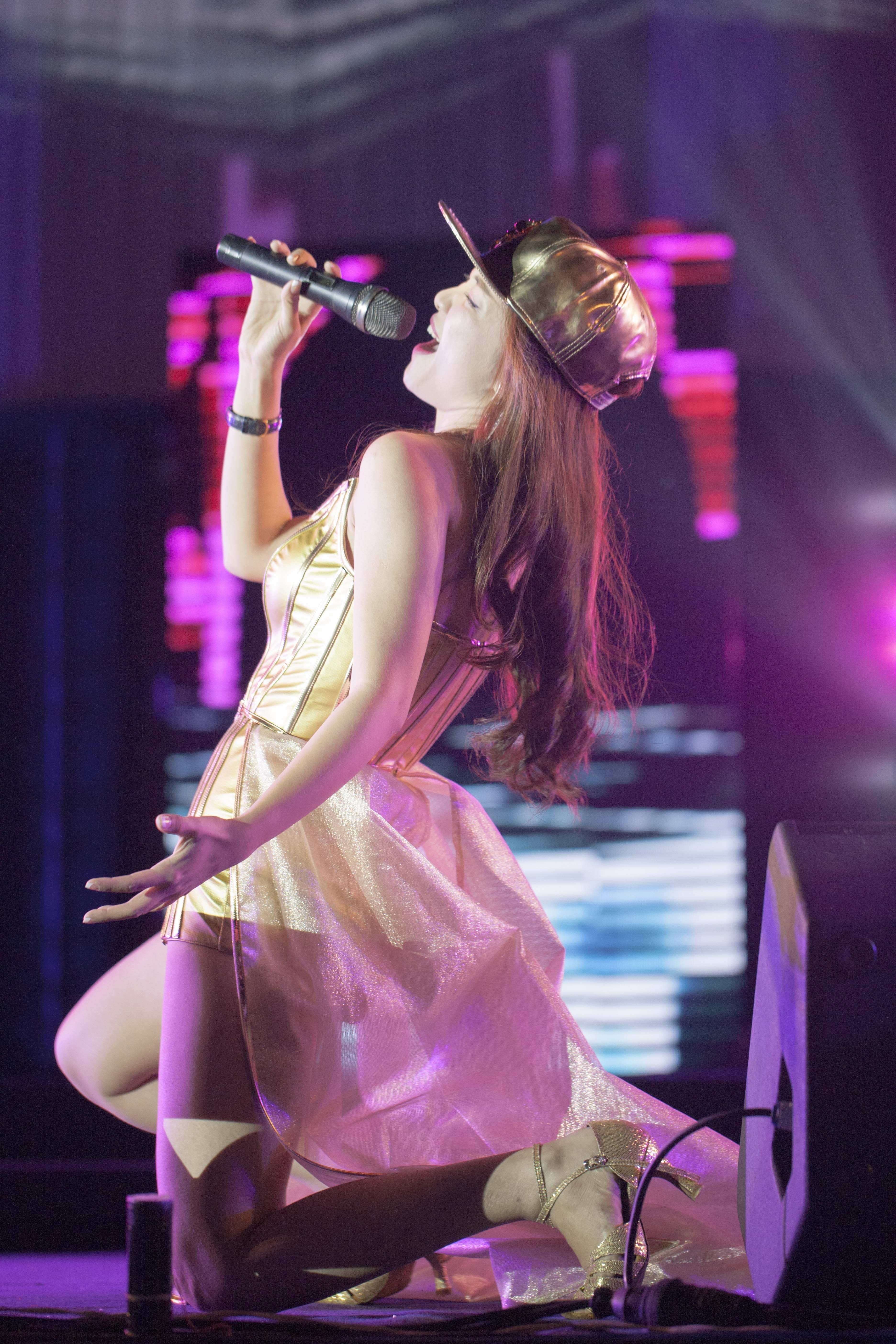   Với lối trình diễn ấn tượng, các nghệ sĩ đã đem đến một làn gió tươi mới cho các ca khúc xuân quen thuộc như Cánh bướm vườn xuân, Gái xuân, Xuân họp mặt…