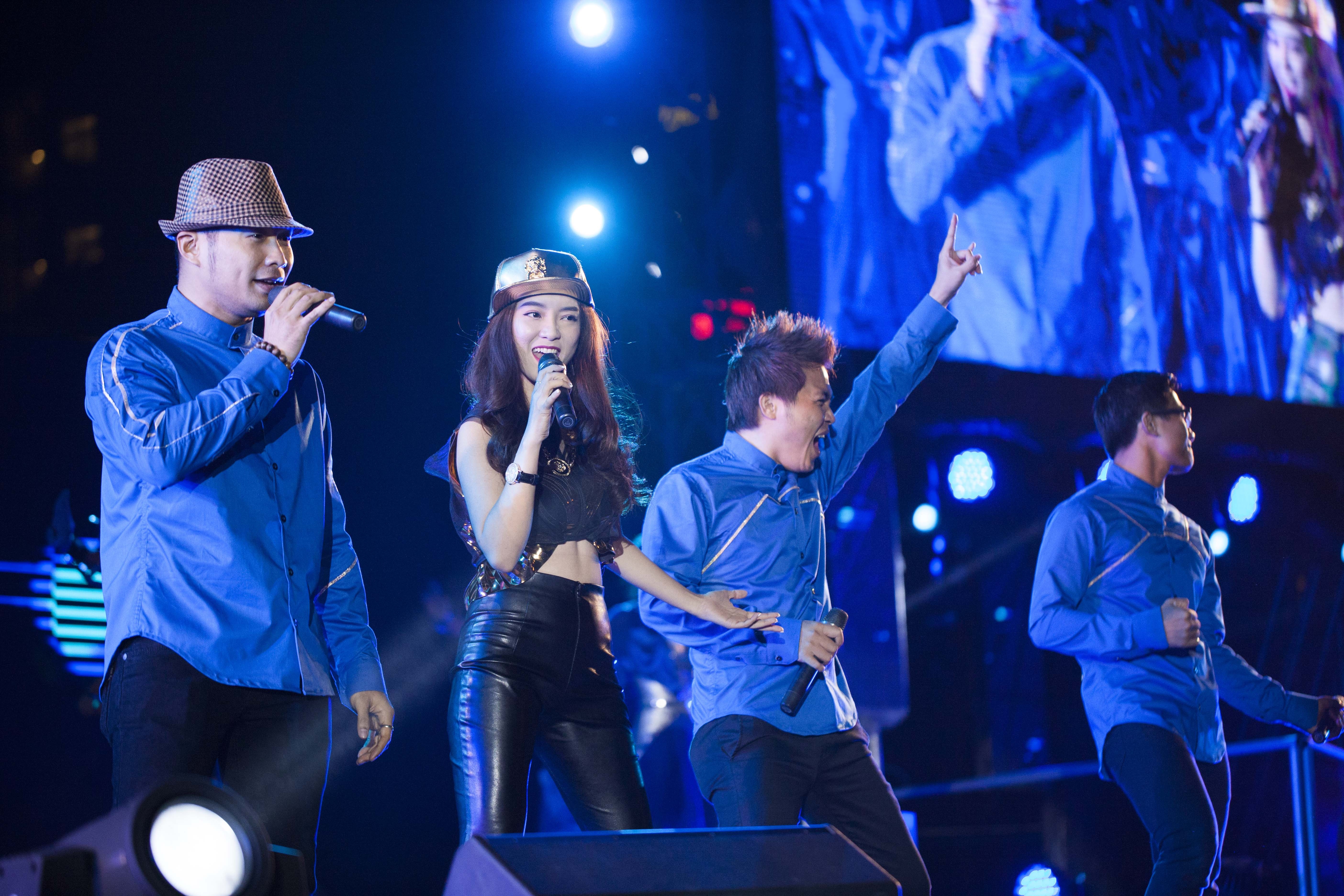   Sau tiết mục solo ấn tượng, Đinh Hương đã có màn trình diễn sôi động cùng MTV Band.  