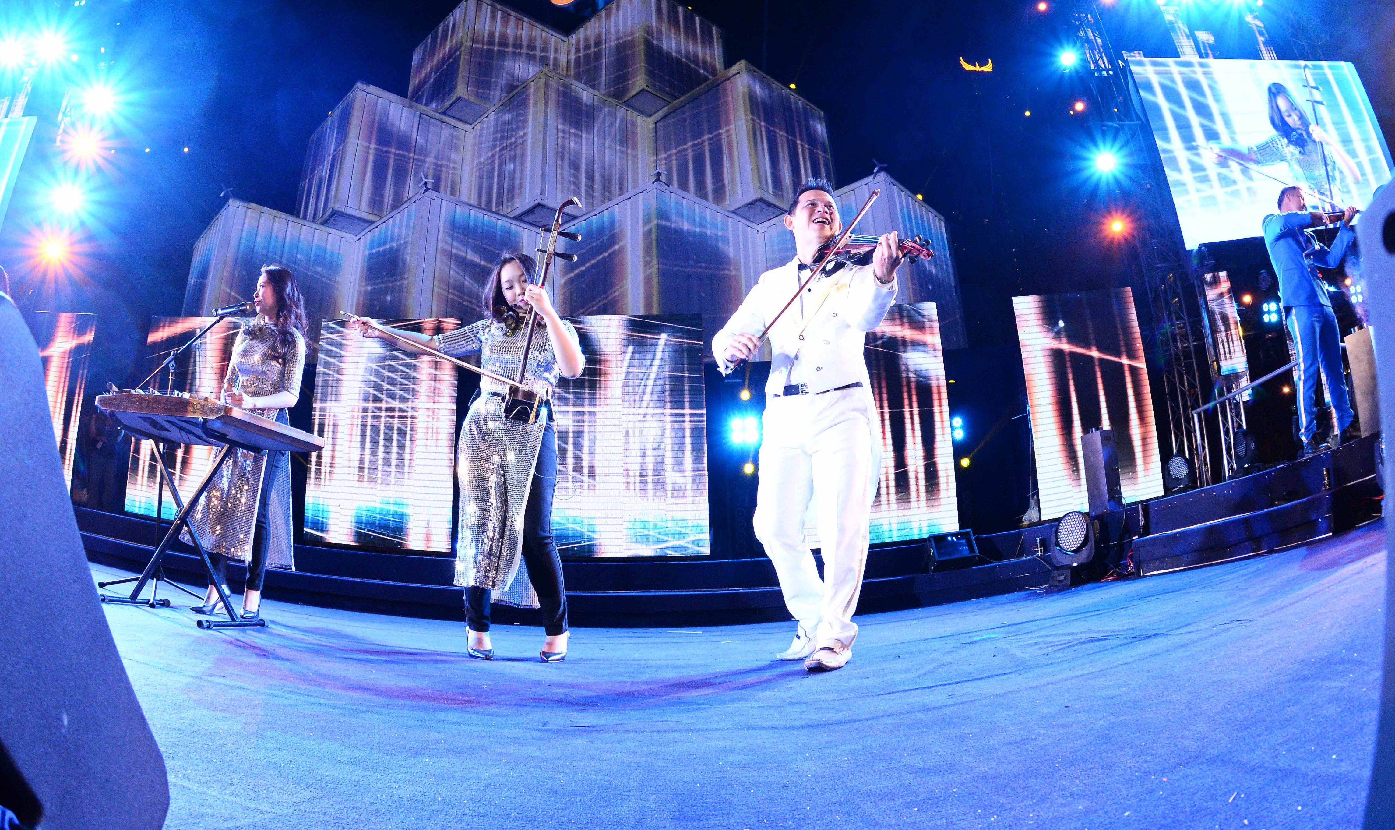 Là phần “hồn” của chương trình, âm nhạc được nhạc sĩ Hồ Hoài Anh sáng tạo vô cùng độc đáo với sự hòa âm giữa các nhạc cụ tưởng chừng hoàn toàn đối lập với một bên là đàn bầu, đàn nhị, đàn tranh, đàn tỳ, sáo và một bên là các nhạc cụ phương Tây như violon, guitar, cello, DJ…  