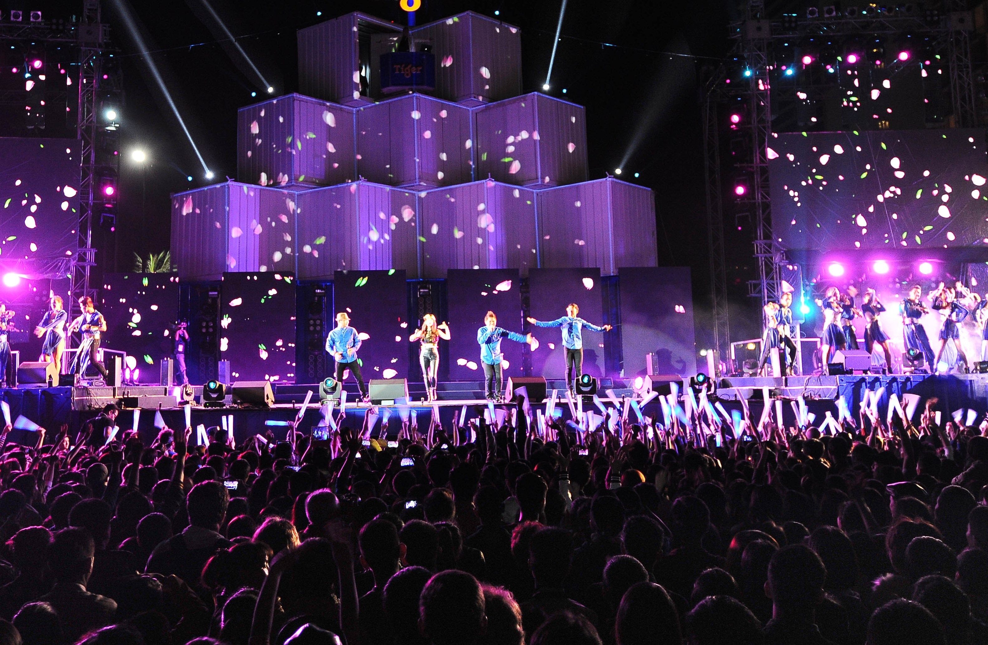  Sân khấu cũng là một điểm nhấn độc đáo của chương trình, được thiết kế từ những khối container khổng lồ cao 16 mét, dài gần 30 mét, được sử dụng làm “sân chơi” cho các màn biểu diễn ánh sáng, mapping 3D đầy biến hóa kỳ ảo, đưa khán giả đi từ ngạc nhiên này đến choáng ngợp khác.  