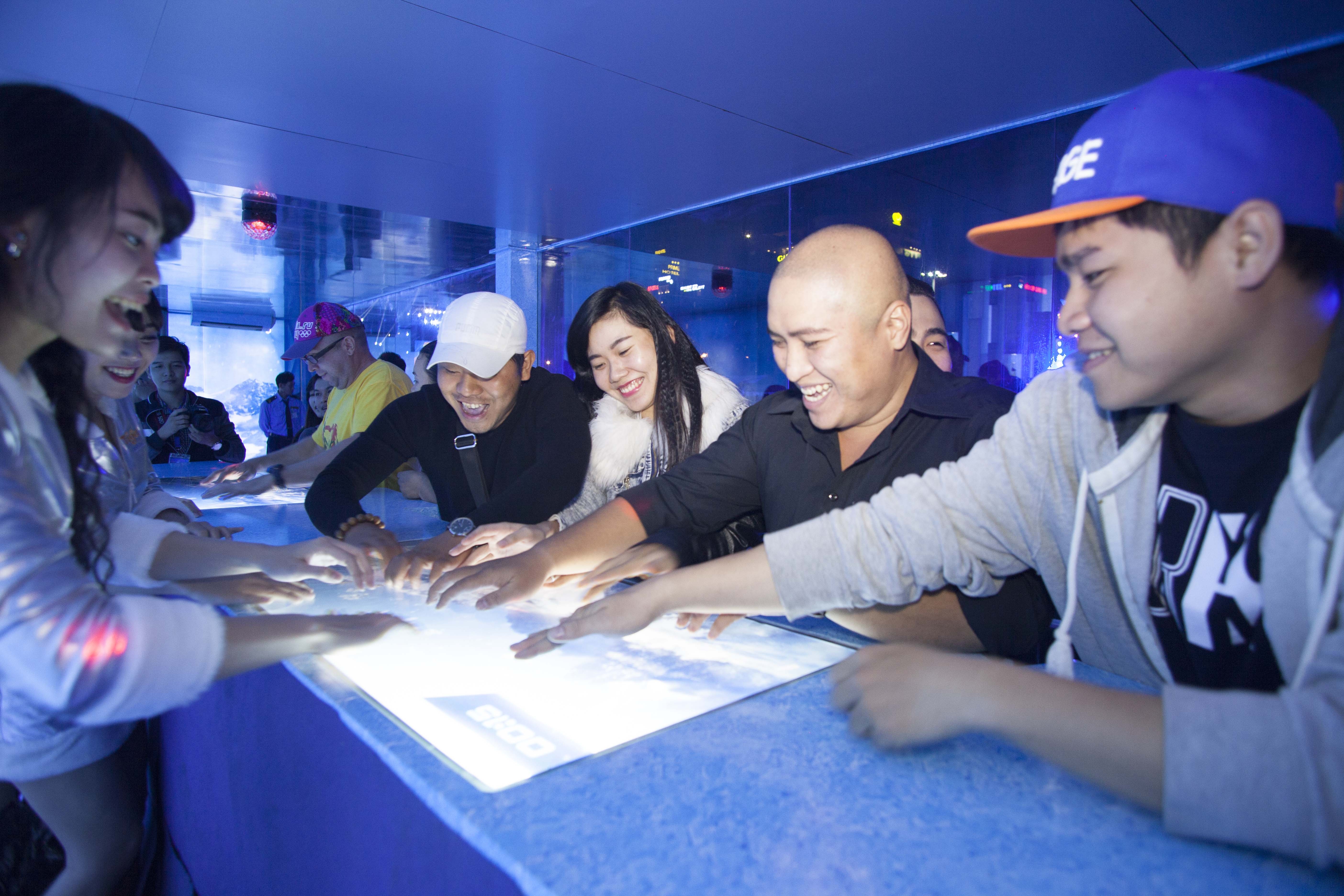 Trước đó, đông đảo người dân Nha Trang cùng khách du lịch trong và ngoài nước đã tập trung tại Quảng trường 2/9 để tham gia các trò chơi tương tác sôi nổi với nhiều phần quà hấp dẫn từ Tiger Crystal.  