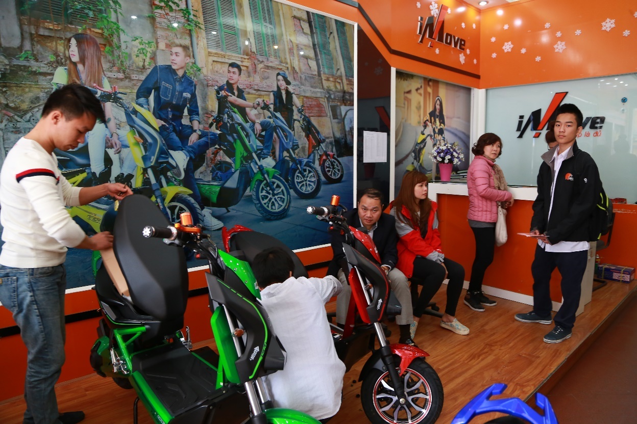 Phụ huynh và các bạn trẻ tới showroom từ rất sớm.