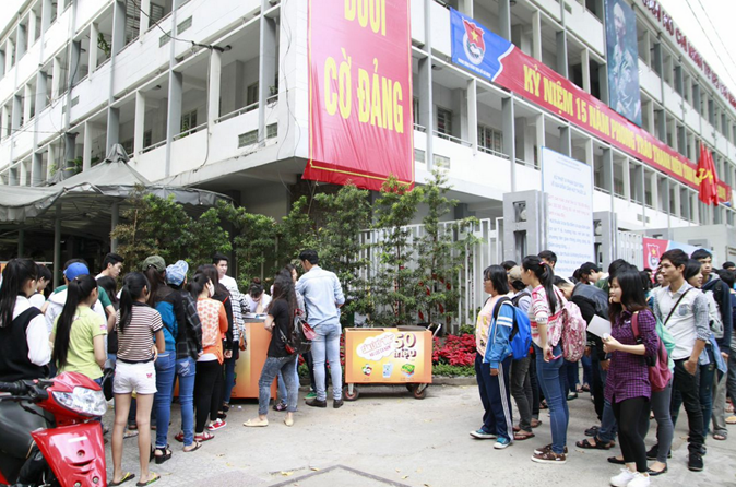 Khu vực công viên 30/4 (TP.HCM là điểm đến đầu tiên của chuỗi sự kiện “Săn lì xì độc, hái lộc cả năm” do Công ty Suntory PepsiCo Việt Nam tổ chức. Chương trình thu hút rất đông bạn trẻ đến đăng ký tham gia từ rất sớm.