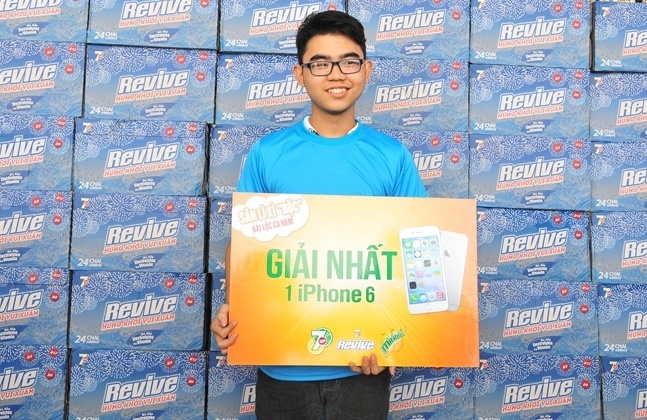 May mắn giành được giải Nhất là chiếc iPhone 6, bạn Lê Tự Dũng chia sẻ: “Các trò chơi hôm nay đòi hỏi những người tham gia như mình vừa phải nhanh và khéo léo mà vẫn giữ tinh thần đồng đội cao nhất.