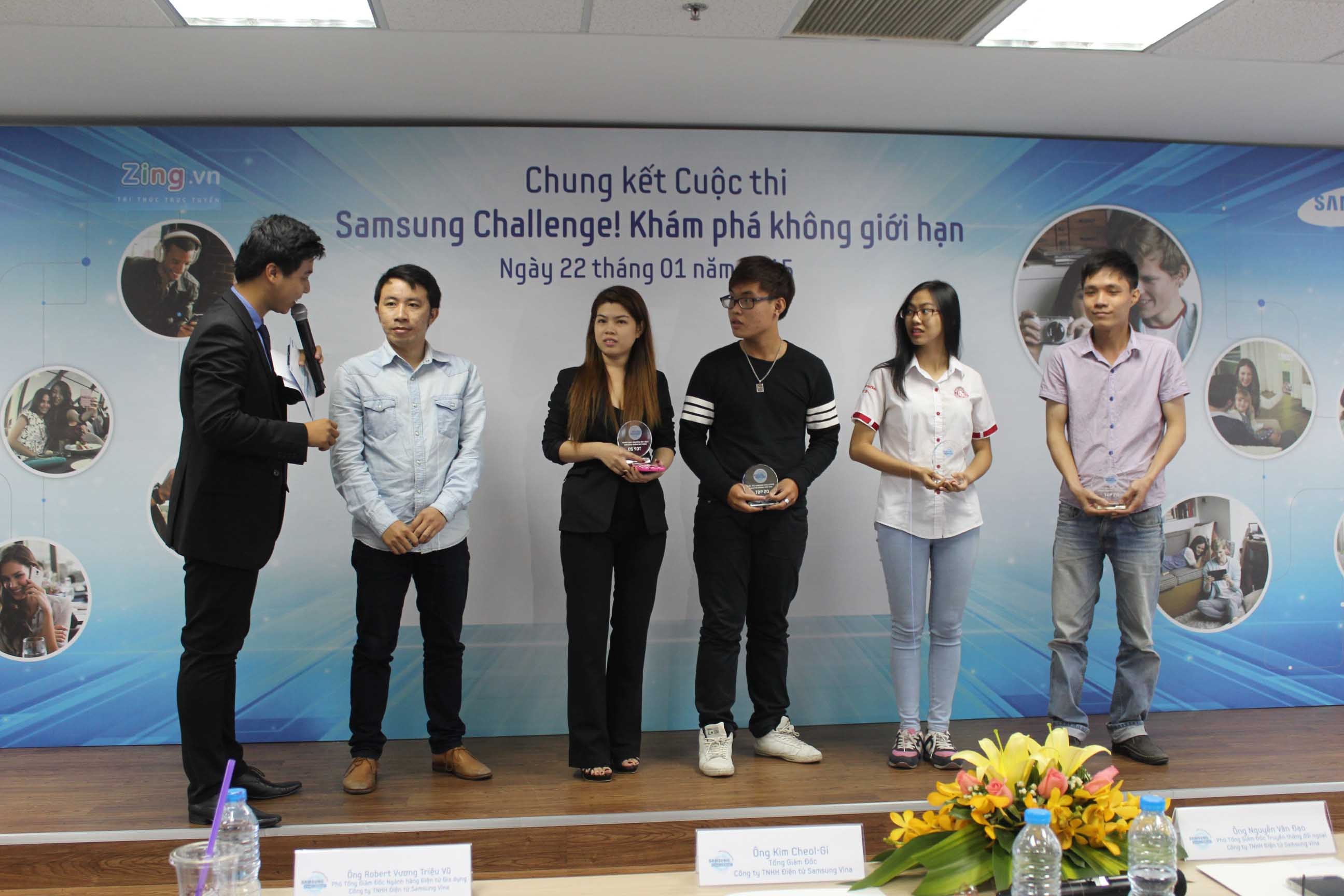 Ban tổ chức trao giải thưởng cho các thí sinh lọt vào top 20 gồm kỷ niệm chương và điện thoại Samsung Galaxy V.