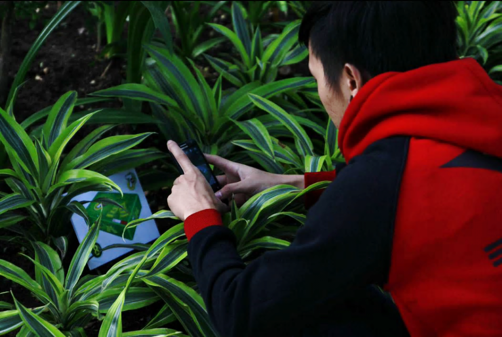 Nhiệm vụ đầu tiên của các “thợ săn” lì xì là tìm kiếm những dấu hiệu được Ban Tổ chức giấu kỹ khắp khu vực chơi.