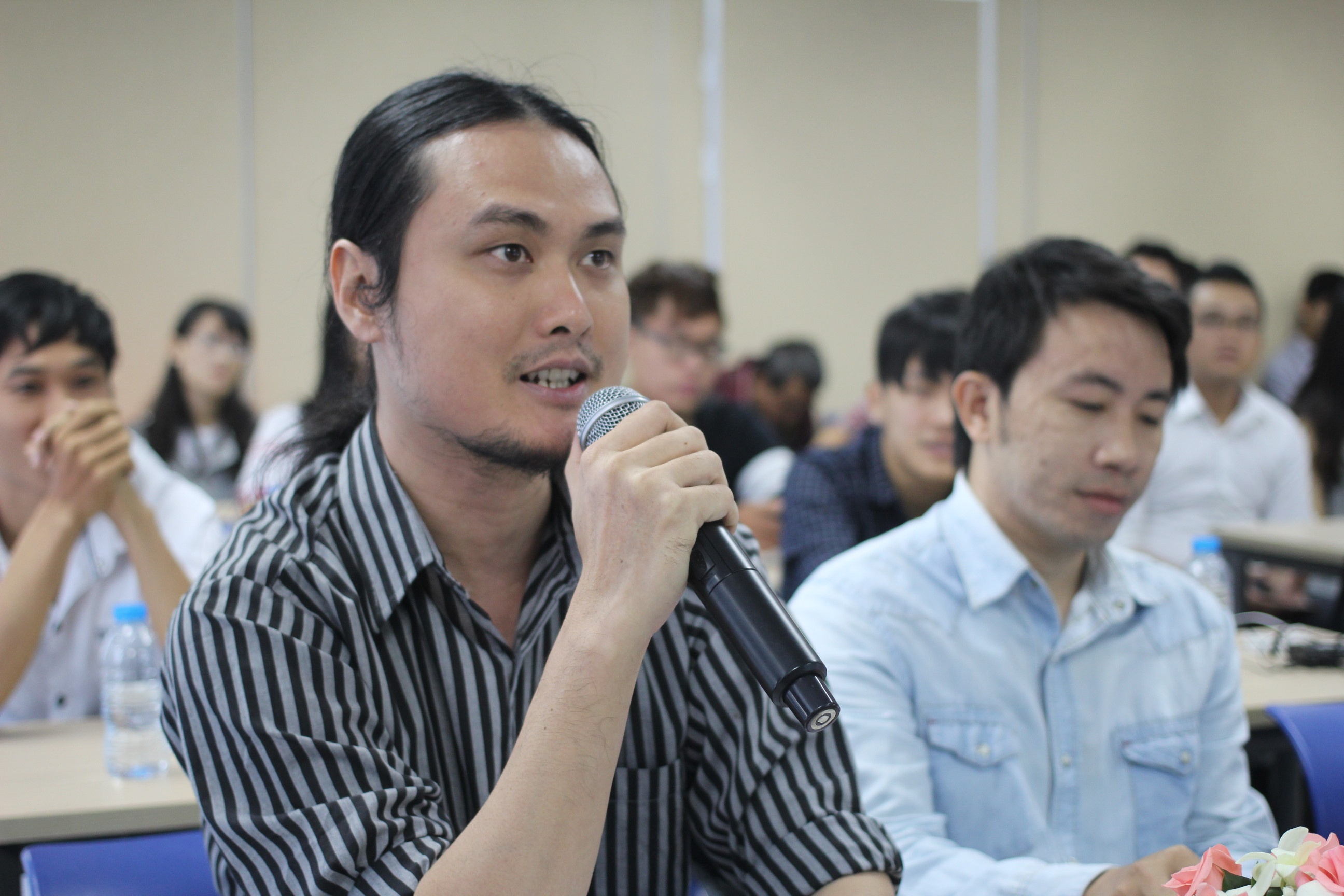 Nghệ sĩ thị giác Phan Vũ Linh rất hài lòng với phần thuyết trình của các thí sinh. Anh cho rằng, đây là ý tưởng nhân văn. Bài thi cũng nhận được sự đồng tình của các Giám khảo khác.