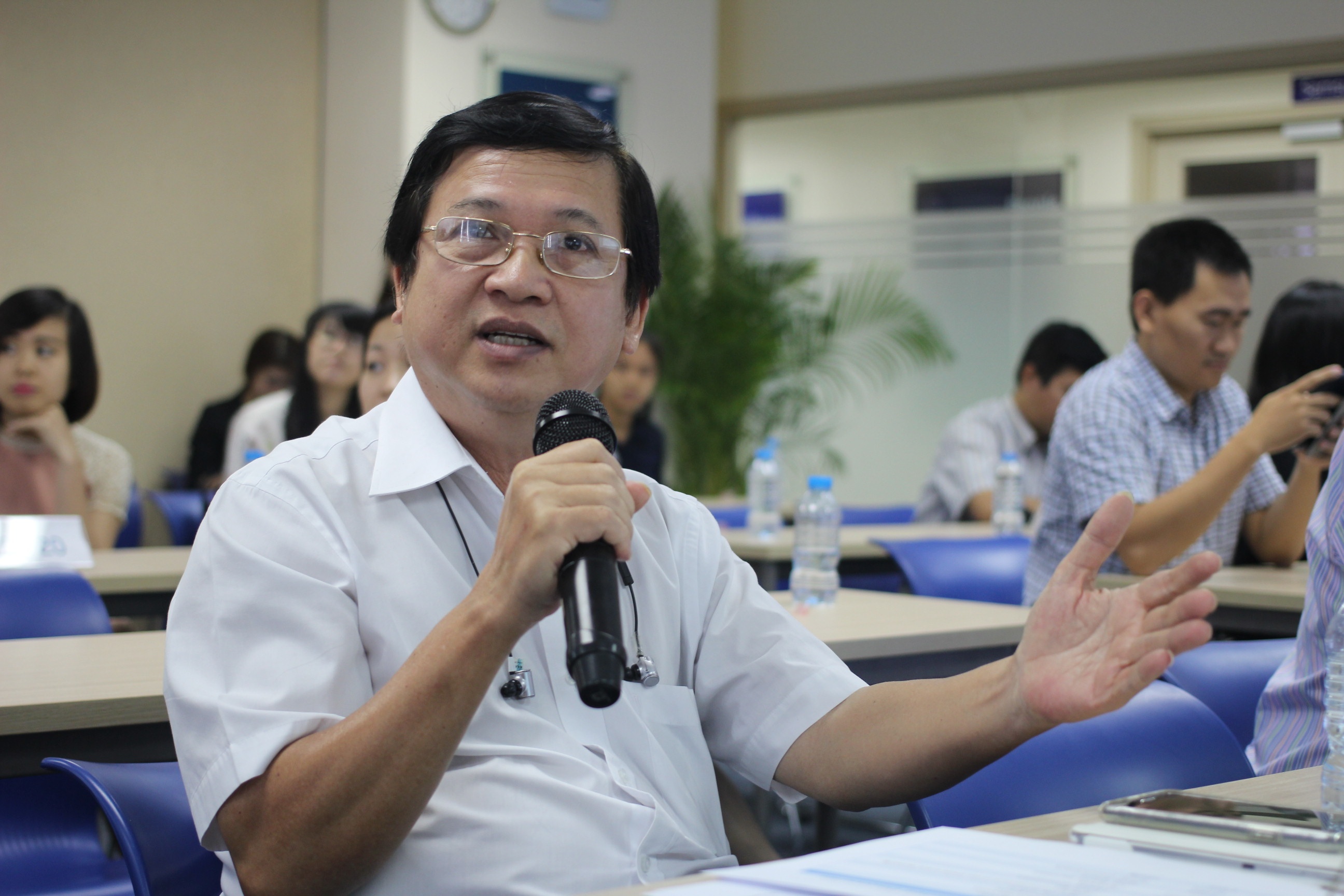 Ông Nguyễn Văn Đạo - Phó Tổng giám đốc Công ty Điện tử Samsung Vina đánh giá các bài thi có ý tưởng khả thi và gắn liền với thực tế. Các giám khảo cũng đặt nhiều câu hỏi cho Ngọc Văn, chàng trai Tây Nguyên cho rằng, những gì xuất phát từ cuộc sống của anh là lý do anh có sản phẩm này.