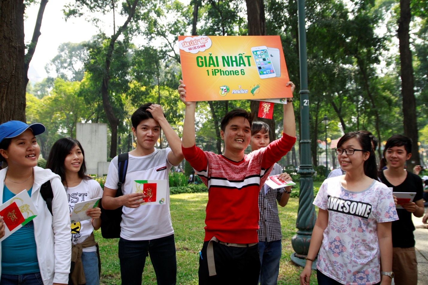 Bạn Lê Quang Vinh, người chơi may mắn giành giải thưởng iPhone 6 chia sẻ: “Sau khi theo dõi các bật mí về địa điểm và thời gian tổ chức của chương trình, mình đã có mặt từ rất sớm để giành một suất tham gia cuộc thi săn lì xì độc đáo này. Hy vọng phần thường giá trị này sẽ giúp mình khởi đầu một năm mới tràn đầy hứng khởi và nhiều may mắn.